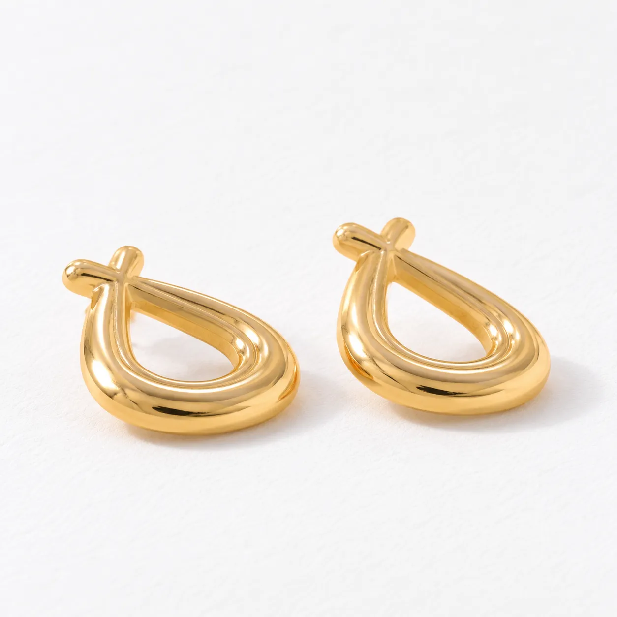 Low side view of the rounded teardrop frames